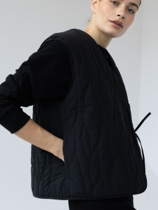 pikowana-kamizelka-oversize-TOSCA-vintage-black-przod.jpg