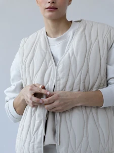pikowana-kamizelka-oversize-TOSCA-eggshell_04.jpg