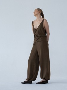 Spodnie MUUV. Jogger Due Dark Choco