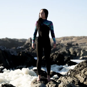 SS25__0000s_0017_ION-Wetsuits-Women-Amaze-Core-Front-Zip-Tropical-Palm-Glitch.webp